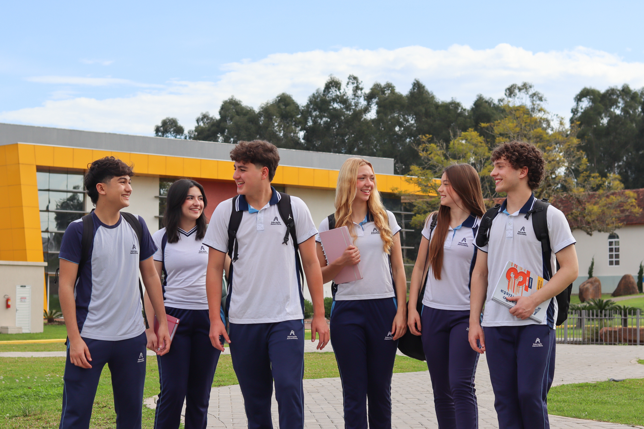 Estudantes do Instituto Cruzeiro do Sul no campus